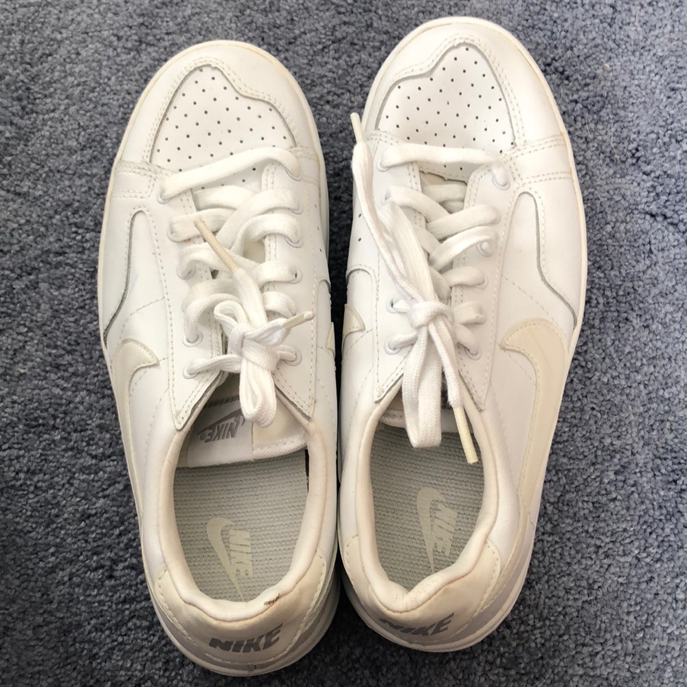 Nike size 6 youth white shoe